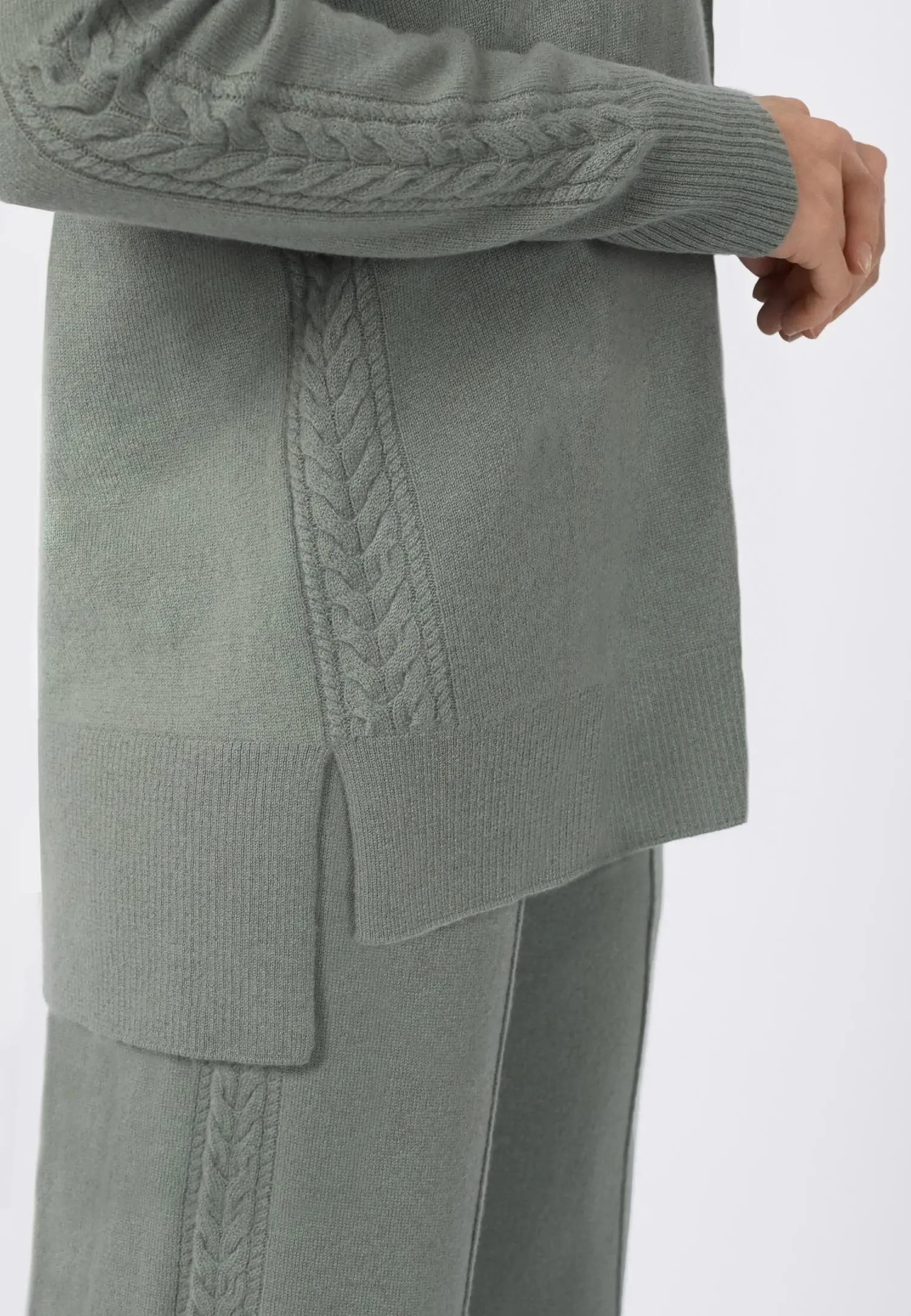 Джемпер с V-образным вырезом W24-00CH0116 Marc & André