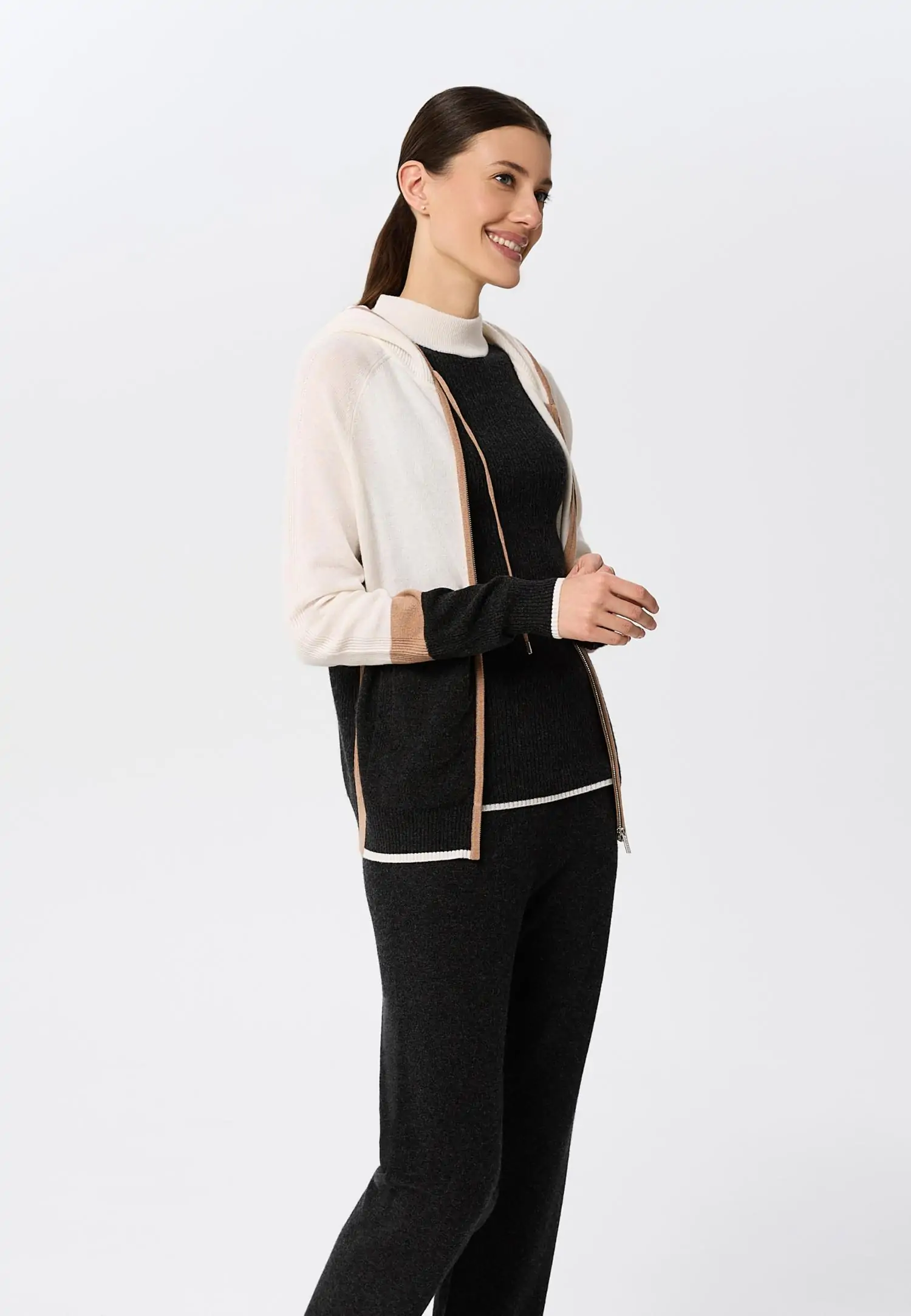 Джемпер на молнии с капюшоном W25-00CH0514 Marc & André