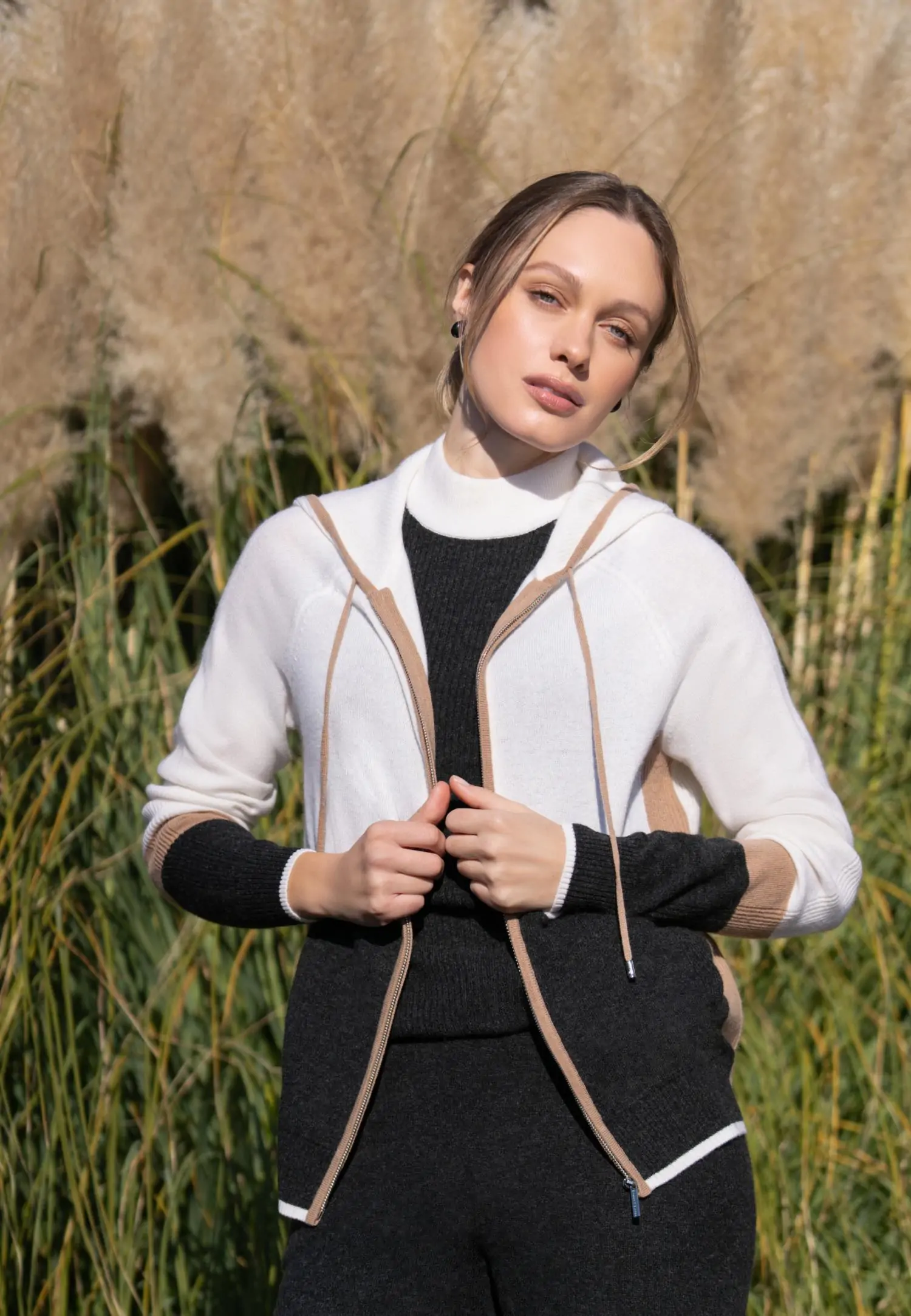 Джемпер на молнии с капюшоном W25-00CH0514 Marc & André