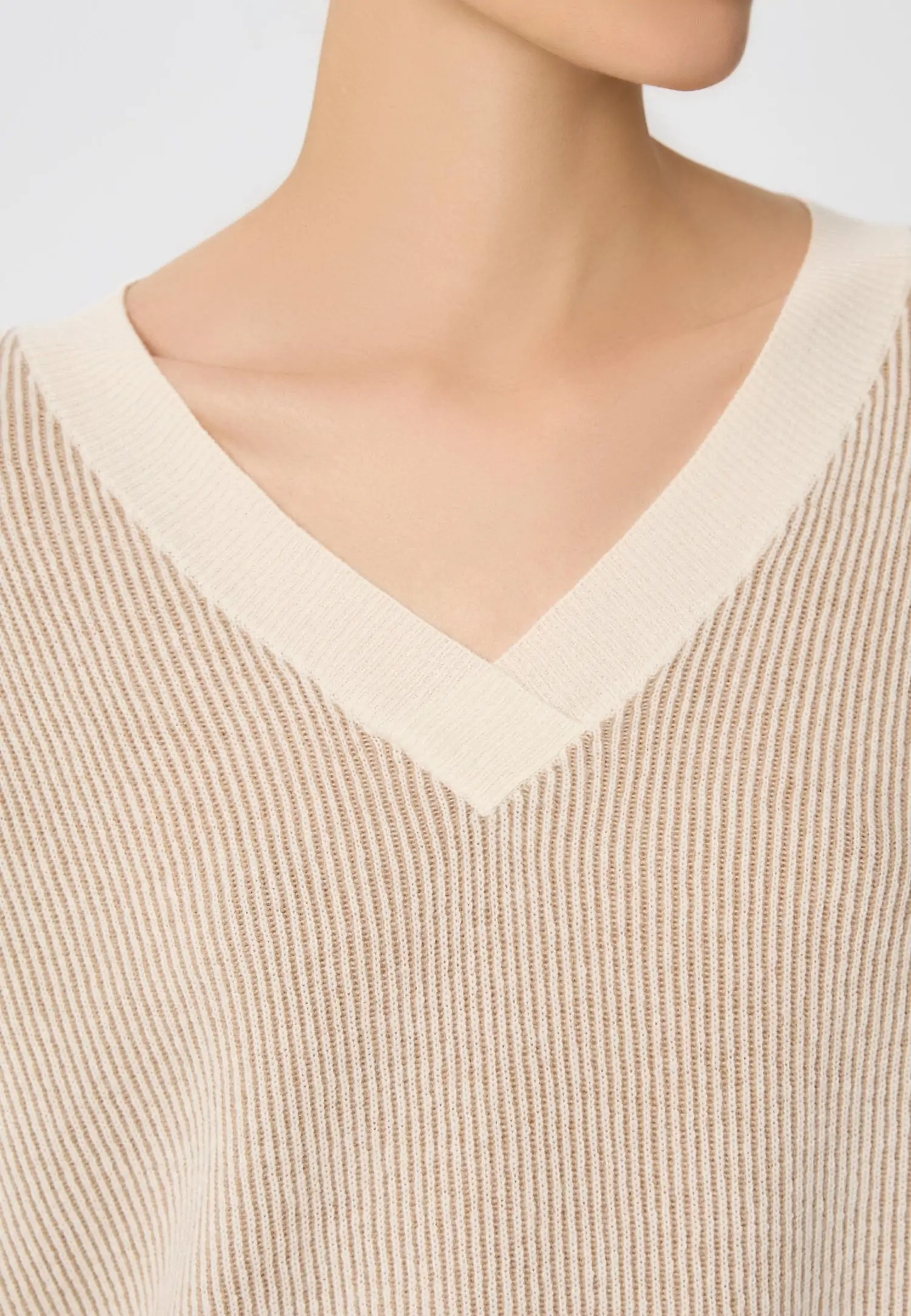 Джемпер с V-образным вырезом W25-00CH0816 Marc & André